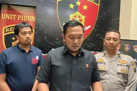 Polres Lumajang Tangkap Tiga Pelaku Pencurian Sapi, Otak Komplotan Masih Diburu dan Masuk Daftar DPO Polres Lumajang menangkap tiga pelaku pencurian sapi di Randuagung. Polisi masih memburu otak komplotan yang masuk daftar pencarian orang.