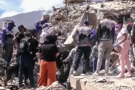 Korban tewas gempa Venezuela mencapai 4.118 jiwa. Ribuan bangunan rusak berat akibat fenomena pancake collapse, pencarian korban masih berlangsung.