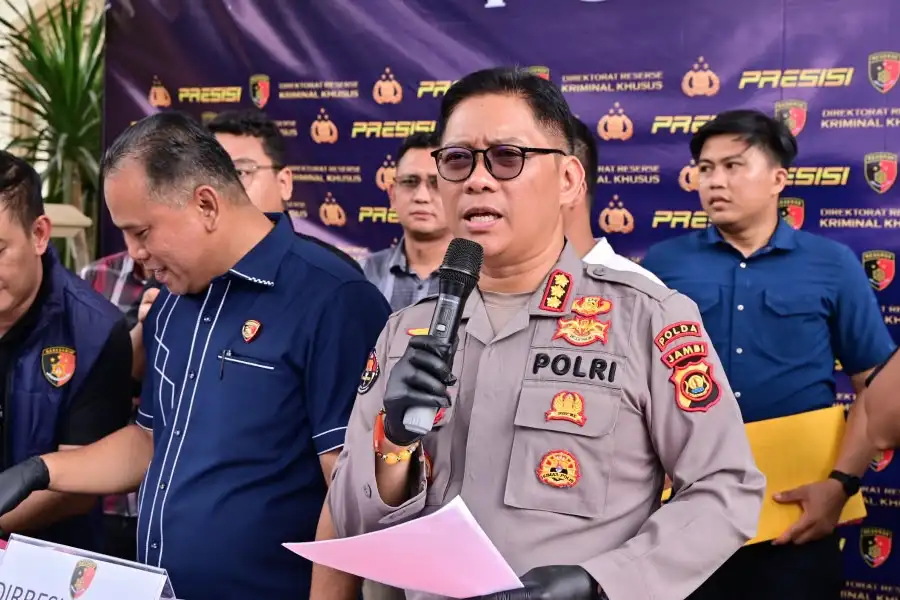 Polri dan Kepolisian RRT melakukan pertukaran buronan. Tiga WN China dipulangkan, sementara satu buron WNI diserahkan kepada Polri.