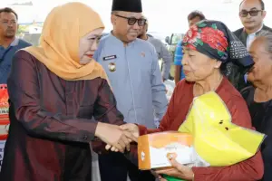 Gubernur Khofifah Perluas Pasar Murah hingga Banyuwangi, Perkuat Pengendalian Inflasi dan Jaga Daya Beli Masyarakat Gubernur Khofifah menggelar Pasar Murah di Banyuwangi untuk mengendalikan inflasi, menjaga daya beli masyarakat, dan mendukung pelaku UMKM.