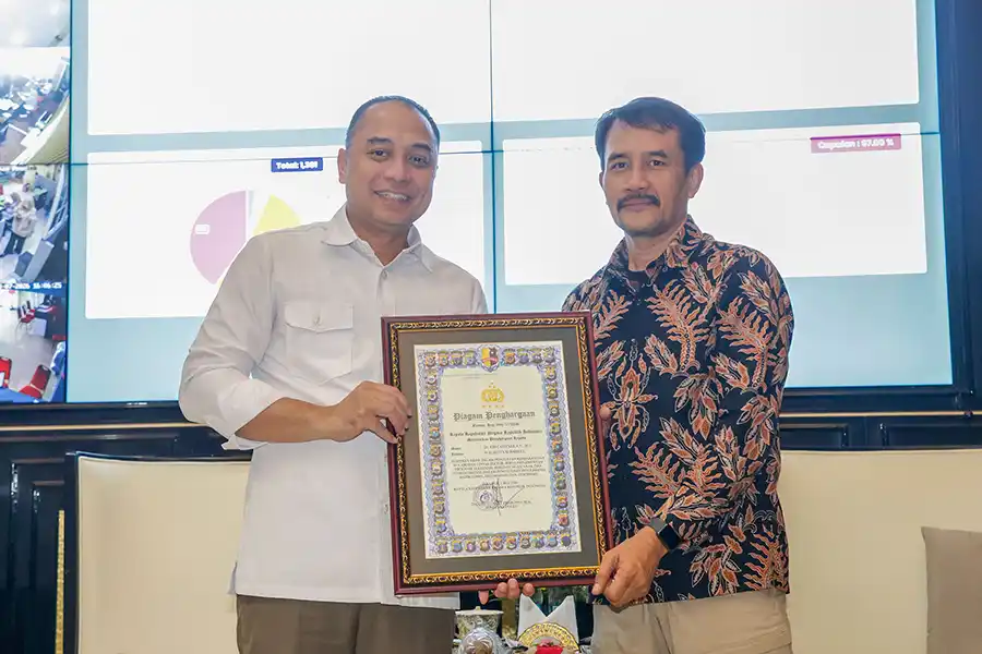 Wali Kota Eri Cahyadi Raih Penghargaan Kapolri atas Kolaborasi dengan Densus 88 Cegah Radikalisme pada Anak Wali Kota Eri Cahyadi saat menerima penghargaan dari Kapolri