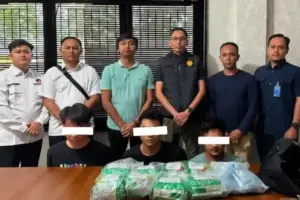 Polres Bengkalis Gagalkan Peredaran 8 Kg Sabu dan 5.000 Butir Ekstasi, Tiga Tersangka Ditangkap Polres Bengkalis mengungkap peredaran 8 kilogram sabu dan 5.000 butir ekstasi dengan menangkap tiga tersangka di Riau.