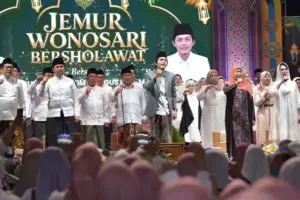 Jatim Bersholawat Bersama Khofifah dan Gus Iqdam, Ribuan Jamaah Padati Jemur Wonosari Surabaya Ribuan jamaah menghadiri Jatim Bersholawat bersama Khofifah dan Gus Iqdam di Surabaya. Acara diisi dzikir, sholawat, dan tausiyah penuh pesan keislaman.