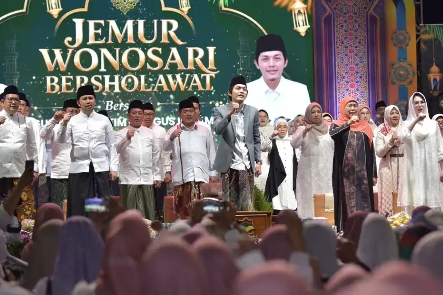 Jatim Bersholawat Bersama Khofifah dan Gus Iqdam, Ribuan Jamaah Padati Jemur Wonosari Surabaya Ribuan jamaah menghadiri Jatim Bersholawat bersama Khofifah dan Gus Iqdam di Surabaya. Acara diisi dzikir, sholawat, dan tausiyah penuh pesan keislaman.