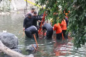 Bom Udara Aktif Ditemukan di Sungai Blitar, Tim Jibom Brimob Polda Jatim Berhasil Evakuasi dengan Aman Bom udara aktif ditemukan di Sungai Manggar, Kota Blitar. Tim Jibom Brimob Polda Jatim berhasil mengevakuasi dan mengamankan benda berbahaya tersebut.