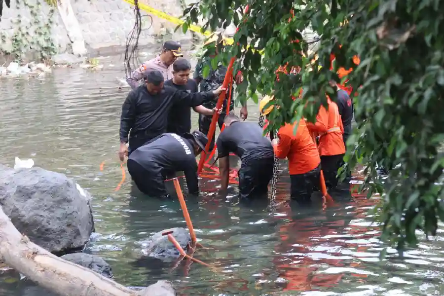 Bom udara aktif ditemukan di Sungai Manggar, Kota Blitar. Tim Jibom Brimob Polda Jatim berhasil mengevakuasi dan mengamankan benda berbahaya tersebut.