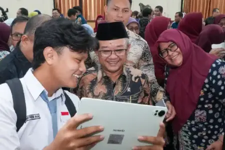 Kemendikdasmen Luncurkan Pelatihan Mandiri PM-KKA, Guru Kini Bisa Belajar Koding dan AI dari Mana Saja Kemendikdasmen meluncurkan Pelatihan Mandiri PM-KKA di Ruang GTK Rumah Pendidikan untuk meningkatkan kompetensi guru dalam pembelajaran, koding, dan AI.