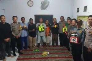 Polres Mojokerto Kota Gandeng Warga Lewat Cangkru’an Kamtibmas, Bagikan Perlengkapan Siskamling Polres Mojokerto Kota menggelar Cangkru'an Kamtibmas bersama warga dan menyerahkan perlengkapan siskamling untuk memperkuat keamanan lingkungan.