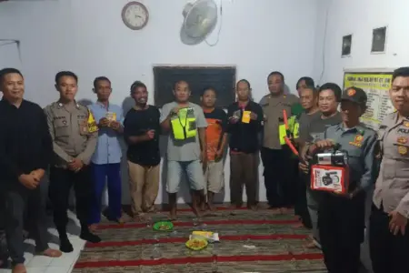 Polres Mojokerto Kota Gandeng Warga Lewat Cangkru’an Kamtibmas, Bagikan Perlengkapan Siskamling Polres Mojokerto Kota menggelar Cangkru'an Kamtibmas bersama warga dan menyerahkan perlengkapan siskamling untuk memperkuat keamanan lingkungan.