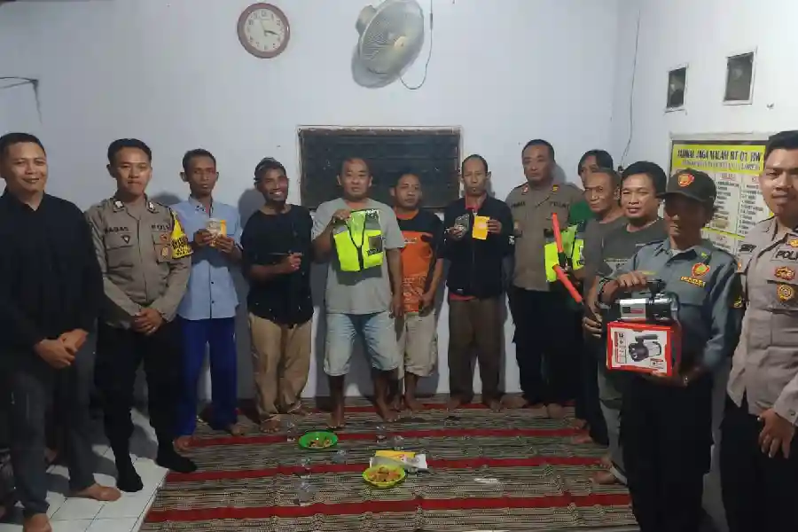 Polres Mojokerto Kota menggelar Cangkru'an Kamtibmas bersama warga dan menyerahkan perlengkapan siskamling untuk memperkuat keamanan lingkungan.