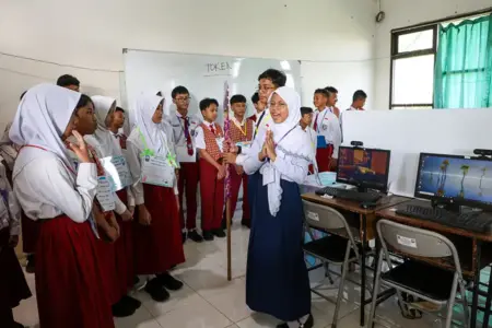 Dispendik Surabaya Pastikan MPLS SD-SMP Ramah Anak, Bebas Perpeloncoan dan Dipantau Sistem Kementerian Dispendik Surabaya memastikan MPLS SD-SMP berlangsung ramah anak, bebas perpeloncoan, serta dipantau langsung melalui sistem Kementerian.