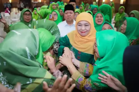 Gubernur Khofifah Saksikan Deklarasi Muslimat NU Riau, Serukan 9 Himbauan pada PBB Akhiri Perang Dunia Khofifah menyaksikan deklarasi damai Muslimat NU Riau yang menyerukan sembilan himbauan kepada PBB untuk menghentikan perang dan mewujudkan perdamaian dunia.