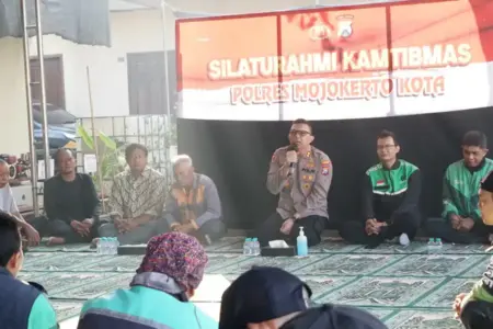 Polres Mojokerto Kota Perkuat Sinergi dengan Warga Lewat Silaturahmi Kamtibmas dan Ajak Jaga Keamanan Bersama Polres Mojokerto Kota memperkuat sinergi dengan masyarakat melalui Silaturahmi Kamtibmas, mendorong keamanan, pelayanan publik, dan keselamatan berlalu lintas.