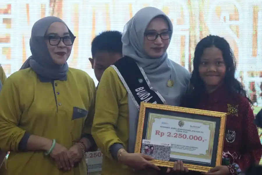 Pemkab Mojokerto salurkan beasiswa Rp421,7 juta kepada 250 siswa berprestasi dan luncurkan dua buku literasi pada Gebyar HAN 2026.