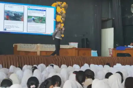 Satlantas Polres Malang Edukasi 1.250 Pelajar SMAN 1 Sumberpucung, Tanamkan Budaya Tertib Berlalu Lintas Satlantas Polres Malang mengedukasi 1.250 pelajar SMAN 1 Sumberpucung tentang keselamatan berkendara dan budaya tertib berlalu lintas sejak dini.
