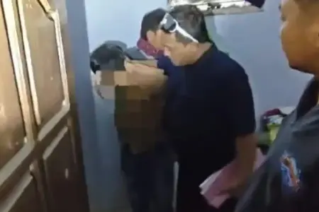 Polres Lumajang Tangkap Dua Tersangka Curanmor di Depan Toko Kosmetik, Satu Pelaku Sempat Kabur Polres Lumajang menangkap dua tersangka curanmor di depan toko kosmetik. Satu pelaku sempat kabur sebelum diamankan tim Resmob.